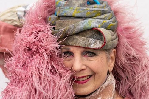 «Χρησιμοποιώ ό,τι βρίσκω γύρω μου, τα πράγματα απλά εμφανίζονται μπροστά μου και μου μιλάνε»