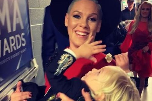 «Δεν πέφτει ο πυρετός»: Η Pink μιλάει για τα σοβαρά συμπτώματα του 3χρονου γιου της