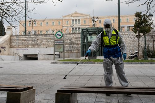 «Αυτός είναι ο λόγος που κάποιοι νοσούν βαριά και κάποιοι ελαφριά». Καθηγητής γενετικής εξηγεί
