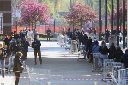 Στο Μιλάνο, στην καρδιά της πανδημίας, οι πολίτες συνεχίζουν να μην συμμορφώνονται με τα μέτρα
