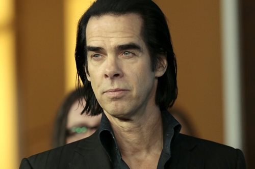 Νικ Κέιβ: «Ό,τι μας δίχαζε πριν ένα μήνα μοιάζει με απομεινάρι αμηχανίας από μία προνομιούχα εποχή»