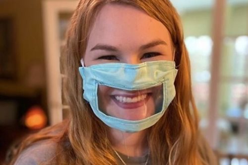 Δίνει μάθημα ανθρωπιάς: Η νεαρή που φτιάχνει προστατευτικές μάσκες για άτομα με προβλήματα ακοής