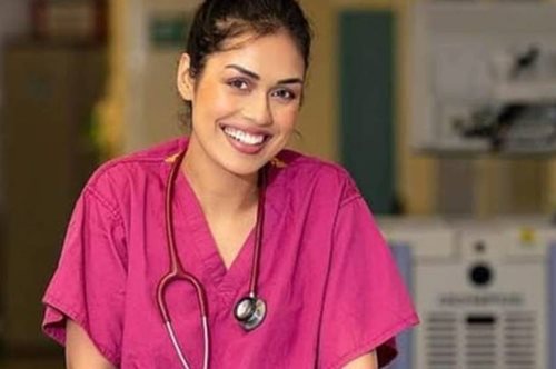 Η Μις Αγγλία αφήνει το στέμμα της για να δουλέψει ως γιατρός στη μάχη κόντρα στον κορονοϊό