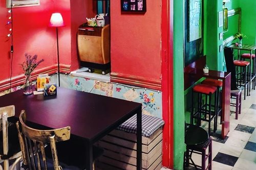 H «Κιμωλία» της Πλάκας άνοιξε το πρώτο ελληνικό virtual cafe και έχει εξαιρετικά πολλές κρατήσεις