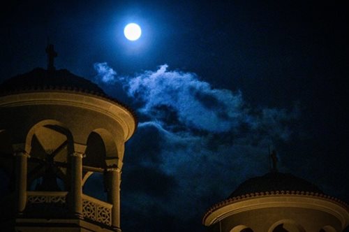 Ροζ υπερπανσέληνος: Μαγικές εικόνες από το μεγαλύτερο και πιο φωτεινό φεγγάρι του 2020