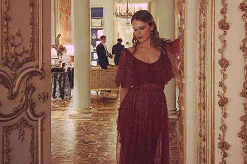 Mε υπερσικάτο, ροζ φόρεμα και ένα παγωτό χωνάκι στο χέρι. Η νοσταλγική ανάρτηση της Ευγενίας Νιάρχου