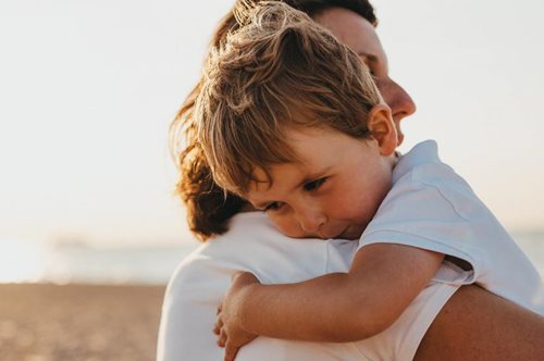 Tα 6 κοινά λάθη των γονιών που μεγαλώνουν παιδιά που θα γίνουν ανασφαλείς ενήλικες