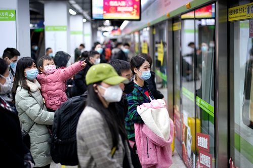 Τι θα γίνει όταν τελειώσει όλο αυτό; Στη Γιούχαν οι πολίτες βγήκαν στον δρόμο για πρώτη φορά