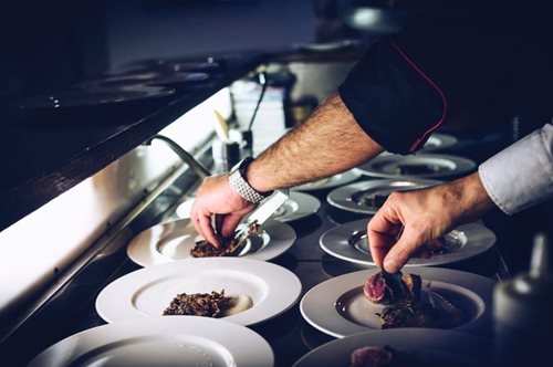 Τα εστιατόρια Cookoovaya, Basegrill, Travolta μαγειρεύουν για το προσωπικό των νοσοκομείων