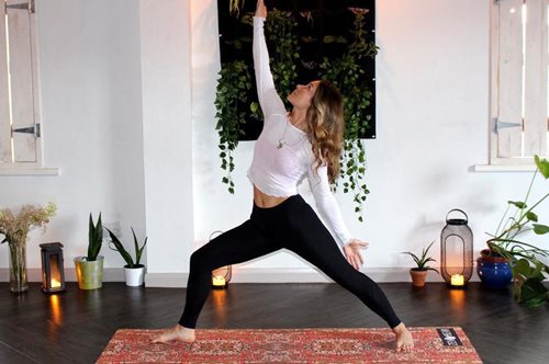 5 απλές ασκήσεις γιόγκα για επίπεδο στομάχι: Εκγύμναση στο σπίτι  