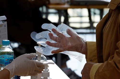 «Σταματήστε να φοράτε γάντια»: Ο Σωτήρης Τσιόδρας κάνει λόγο για την υποτιθέμενη αίσθηση ασφάλειας 