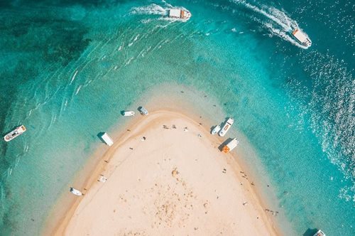 «Η Ελλάδα από το σπίτι»: Κάνε βουτιά στο Ναυάγιο και βόλτα στη Μύκονο από τον καναπέ σου