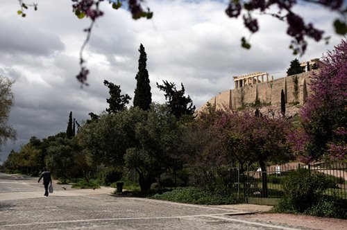 «Το καλοκαίρι δεν μπορεί να σκοτώσει τον κορονοϊό». Αμερικανός καθηγητής καταρρίπτει έναν μύθο