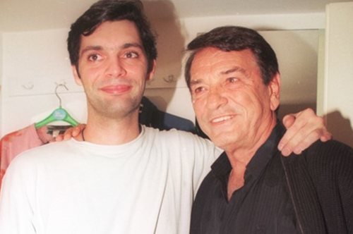 Ρετρό φωτογραφία: Ο Νίκος Κούρκουλος με απίστευτο στυλ στο γήπεδο μαζί με τον γιο του Άλκη