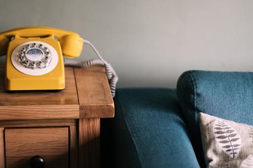 Και να που πλέον όλοι μιλούν ξανά στο ξεχασμένο σταθερό τηλέφωνο με τις ώρες