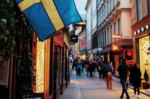 «Όταν εγώ κόλλησα με αντιμετώπισαν σαν λεπρό»: Η μαρτυρία ενός Έλληνα που ζει στη Στοκχόλμη