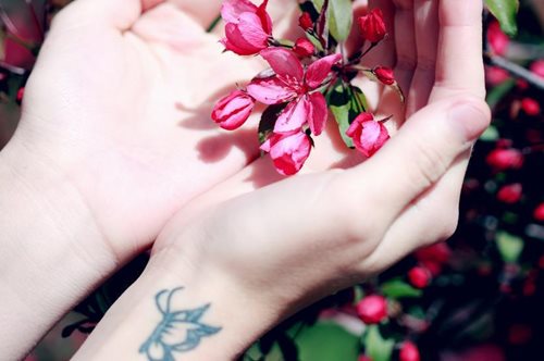 Τα νέα αρώματα που θα σου φτιάξουν τη διάθεση ακόμα και μέσα στο σπίτι 