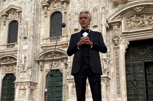 H ανατριχιαστική ερμηνεία του Αντρέα Μποτσέλι στον άδειο καθεδρικό ναό Ντουόμο στο Μιλάνο