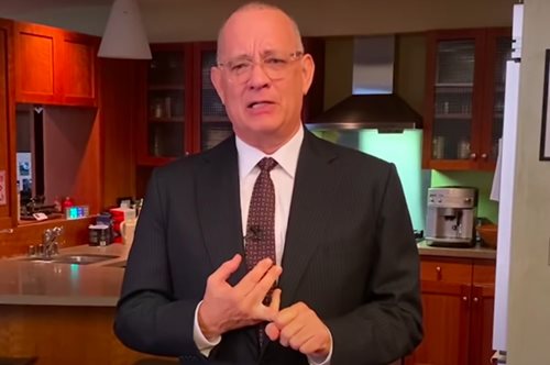 Ο Τομ Χανκς είναι καλά και το γιορτάζει παρουσιάζοντας το πρώτο Saturday Night Live από το σπίτι