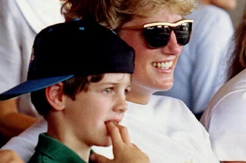 5 outfits από την ντουλάπα της Νταϊάνα που θέλουμε (και μπορούμε) να αντιγράψουμε μέσα στο σπίτι