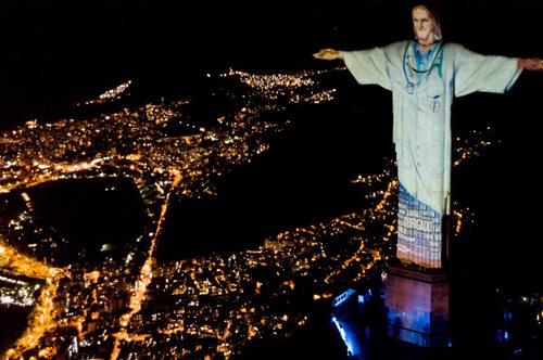Ρίο ντε Τζανέιρο: Ο Χριστός «φόρεσε» ιατρική ρόμπα τιμώντας τους ήρωες που πολεμούν τον κορονοϊό