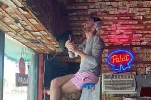 Ιδιοκτήτρια μπαρ ξεκολλάει από τον τοίχο μονοδόλαρα αξίας 3.714 δολαρίων και πληρώνει το προσωπικό