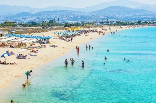 «Έτσι θα είναι φέτος το καλοκαίρι στις θάλασσες»: Λοιμωξιολόγος εξηγεί τους πιθανούς κανόνες