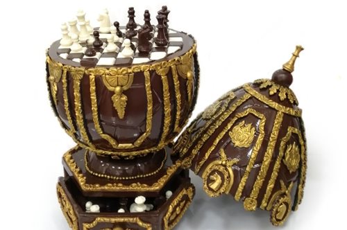 Στο Perian Patisserie στον Άγιο Ελευθέριο φτιάχνουν μέσα σε 16 ώρες αυτό το μπαρόκ σοκολατένιο αυγό 