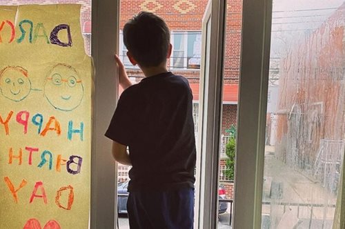 Η ζωή «εντός των τειχών», μιας μονοκατοικίας, κάπου στα βορειοδυτικά του Queens