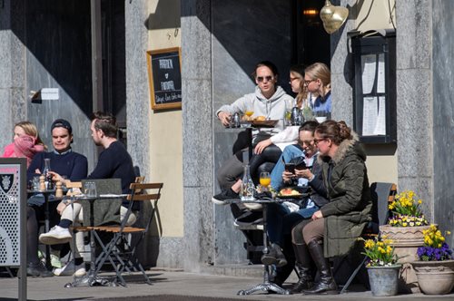 «Στη Σουηδία έχει χαθεί η μπάλα και δεν τους καίγεται καρφί. Έχουν νεκρούς έξω από τα νοσοκομεία»
