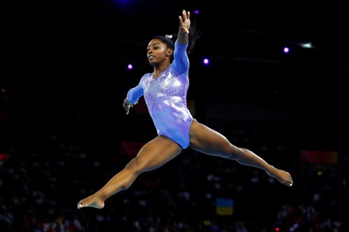 H υπεραθλήτρια Σιμόν Μπάιλς βγάζει τη φόρμα του παντελονιού της κάνοντας κατακόρυφο 