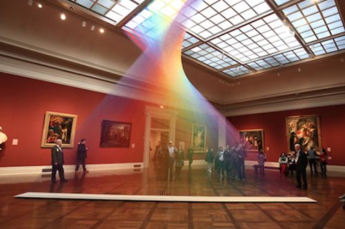 Μεξικανός καλλιτέχνης δημιουργεί «ουράνιο τόξο» από εκατοντάδες πολύχρωμες κλωστές και εντυπωσιάζει