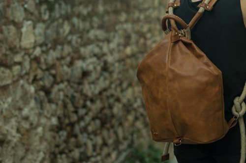 Οι χειροποίητες δερμάτινες τσάντες Larou και η ακαταμάχητη γοητεία του antique look