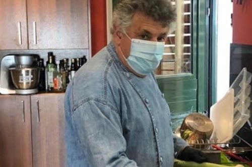 «Μαγειρεύω από το σπίτι μου για να φτάσει το φαγητό στο τραπέζι τους»