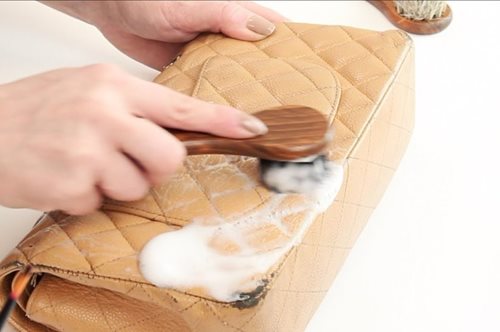 Βήμα-βήμα: Πώς να κάνεις μία παλιά τσάντα Chanel να μοιάζει καινούργια 