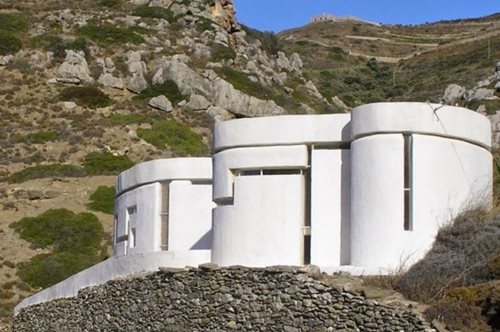 Το ξεχωριστό, γεωμετρικό σπίτι που έχτισε ο Ιάννης Ξενάκης στην Αμοργό για την κόρη του