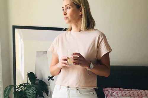 5 τρόποι να κάνεις το λευκό ντένιμ παντελόνι να μην δείχνει παλιακό και παρωχημένο