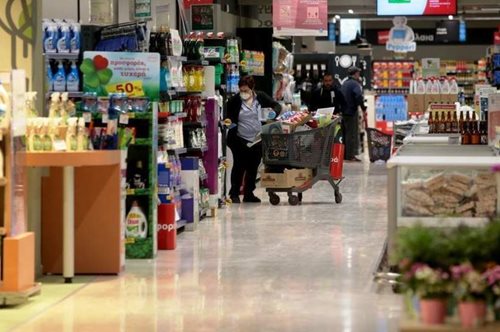 Τρώμε περισσότερο, καθαρίζουμε πιο σχολαστικά: Πώς άλλαξε ο κορονοϊός τις ζωές των Ελλήνων