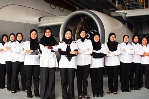 Γυναίκες πιλότοι προσγείωσαν αεροπλάνο σε χώρα που δεν επιτρέπεται να οδηγούν αυτοκίνητο