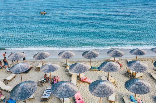 «Τερατωδώς κακή ιδέα οι διακοπές φέτος. Κίνδυνος για σοβαρή υποτροπή»: Προειδοποιεί Γερμανός ειδικός