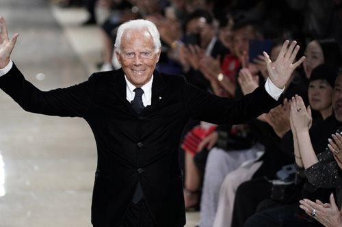 «Αρκετά με τη μόδα ως μάρκετινγκ, αρκετά με τις μεγαλοπρεπείς επιδείξεις που μοιάζουν ανάρμοστες»