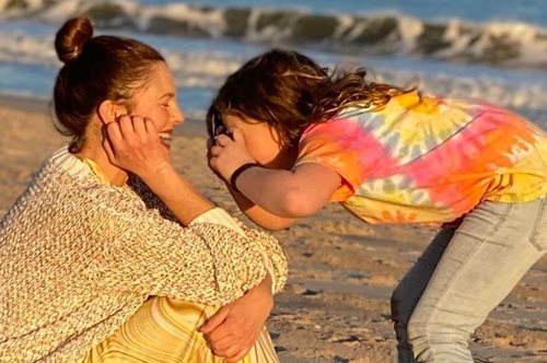 Η 7χρονη κόρη της Ντρου Μπάριμορ φωτογράφισε τη μαμά της για το εξώφυλλο μεγάλου περιοδικού