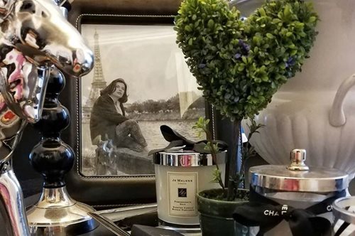 Οι φωτογραφίες της Τζένης Καρέζη ξεχωρίζουν. Mέσα στο υπερστιλάτο σπίτι του Κωνσταντίνου Καζάκου 