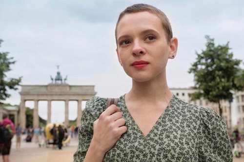 Η πρωταγωνίστρια του Unorthodox κάνει βιντεοκλήση με τη γιαγιά της, που επέζησε από το Ολοκαύτωμα