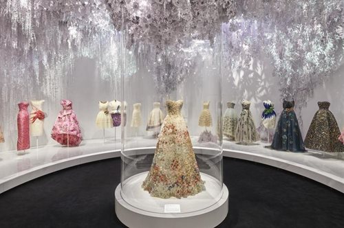 «Designer of Dreams»: Δες online την πολυσυζητημένη αναδρομική έκθεση μόδας του οίκου Dior