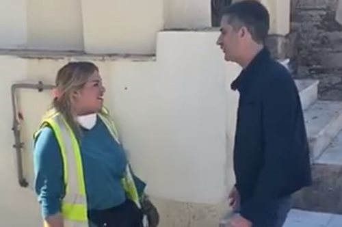 Η υπάλληλος του δήμου Αθηναίων που βρήκε 19 χιλιάδες ευρώ και τα παρέδωσε στις Αρχές