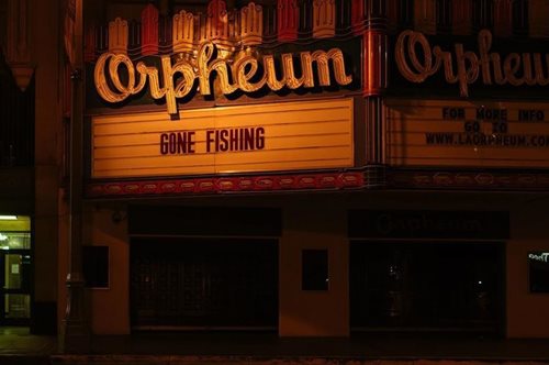 Φωτογραφίζοντας τα κλειστά σινεμά και τα μικρά όμορφα πράγματα μιας ζωής που μοιάζει μακρινή