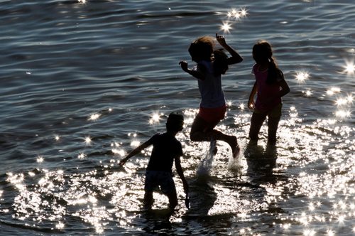 Πολύ αισιόδοξη είδηση: Tελικά ο κορονοϊός εξασθενεί με τον ήλιο, τη ζέστη και την υγρασία