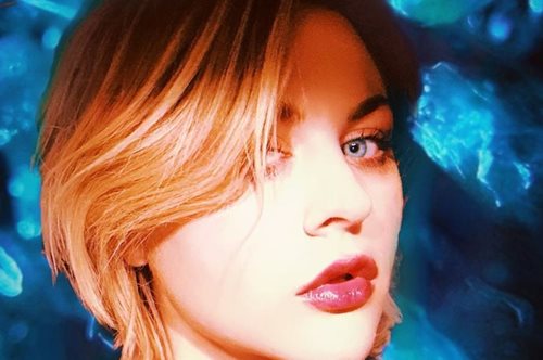 «Στη μαμά μου θα έπρεπε να διακοπεί το twitter»: Η κόρη του Κερτ Κομπέιν δε μοιάζει στους γονείς της