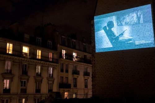Το σινεμά δε σταματά: Κινηματογράφος στο Παρίσι προβάλλει ταινίες σε τοίχο πολυκατοικίας